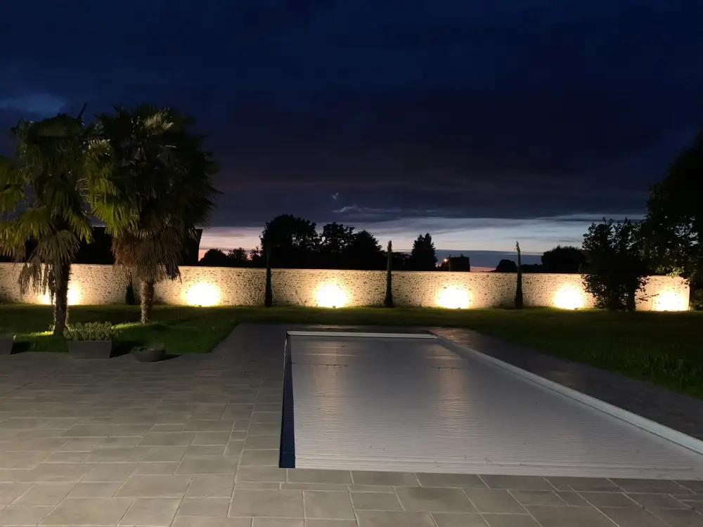 Installation d’un éclairage extérieur mural autour d’une piscine et d’un jardin