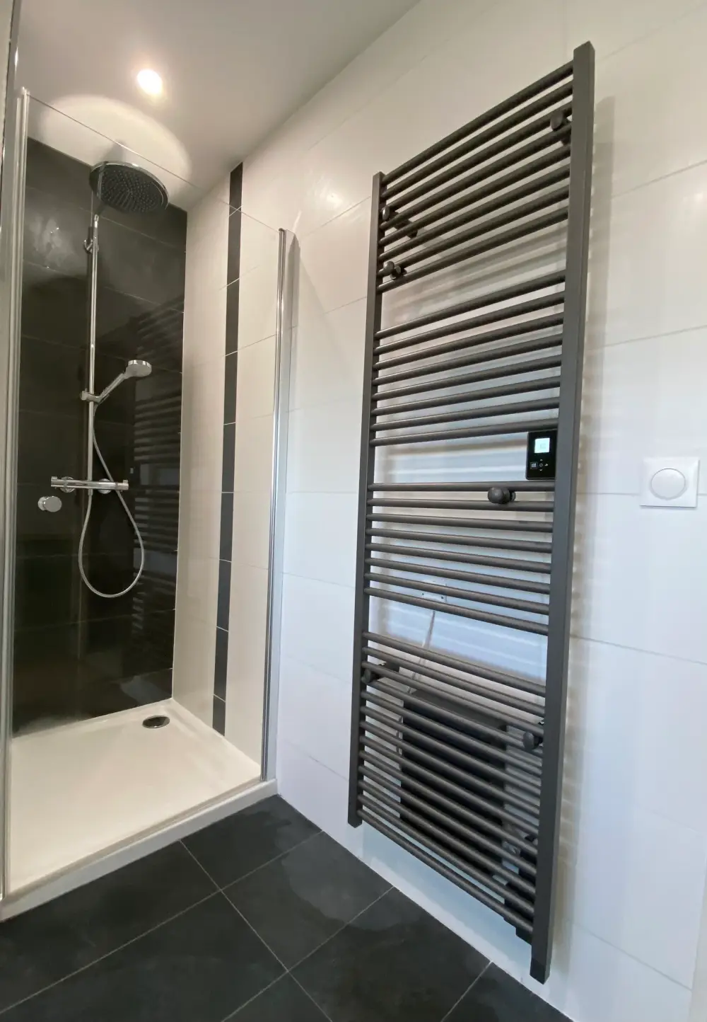 Installation d’un sèche-serviettes électrique connecté dans une salle de bain