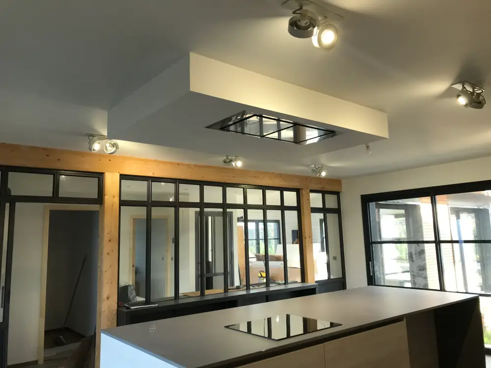 Installation de spots électriques et éclairage intérieur dans une cuisine avec verrière