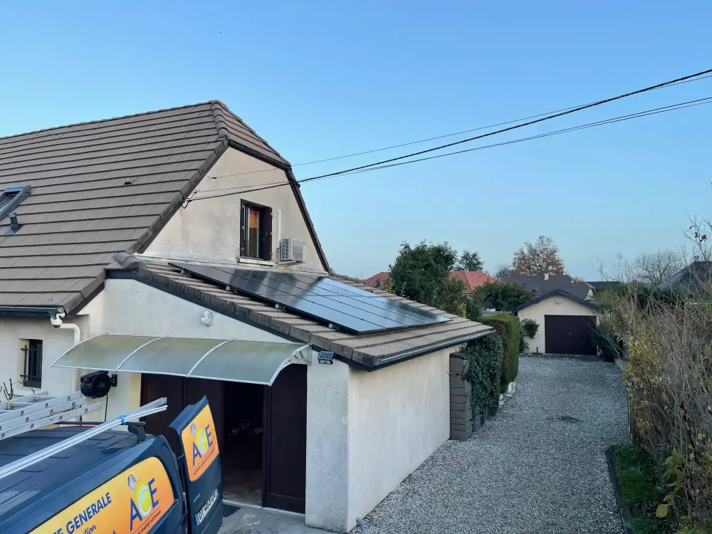 Pose de panneaux photovoltaïques sur toiture de maison par Eric Issartier dans le Béarn